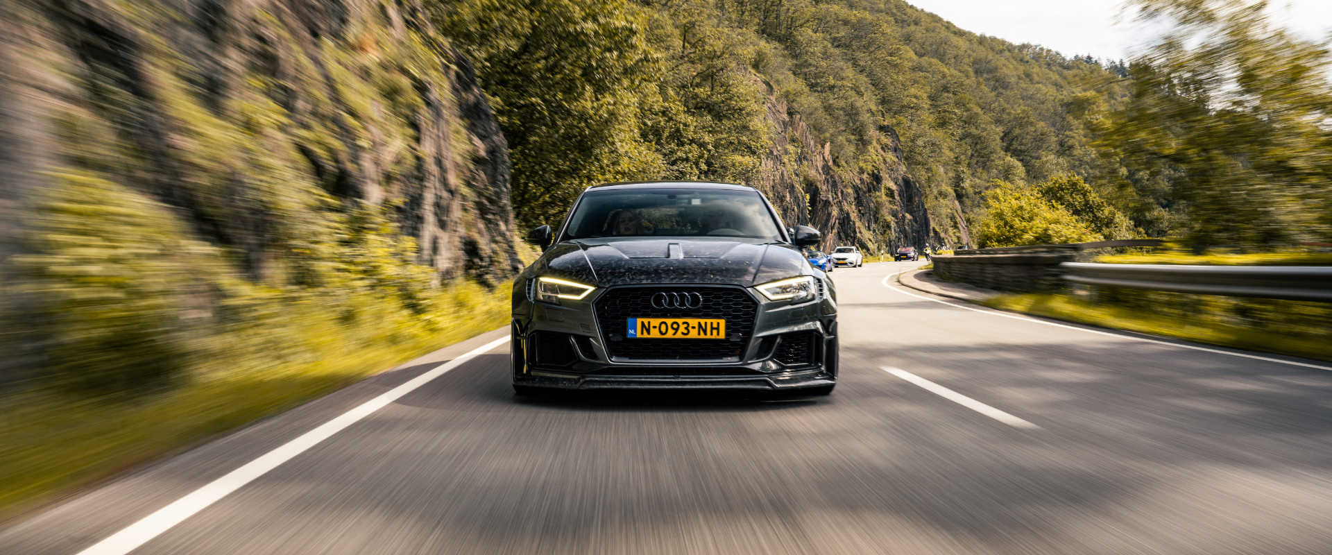 Auto in de bergen
